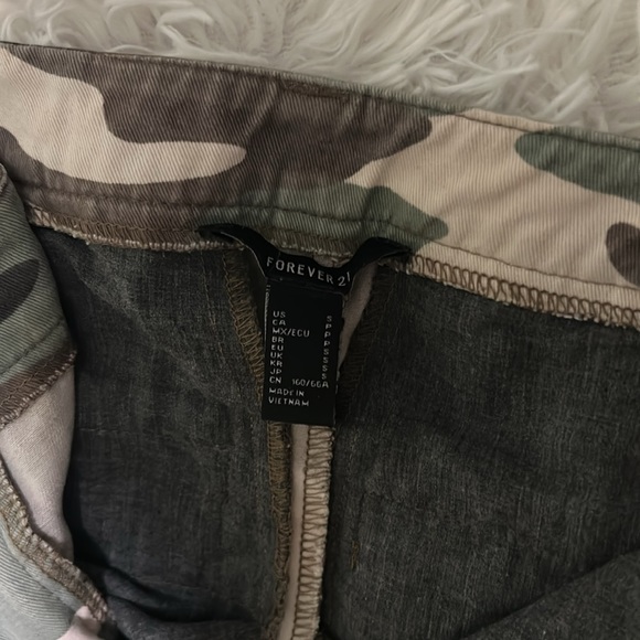 Worn camo forever 21 cargo jeans - Picture 3 of 3